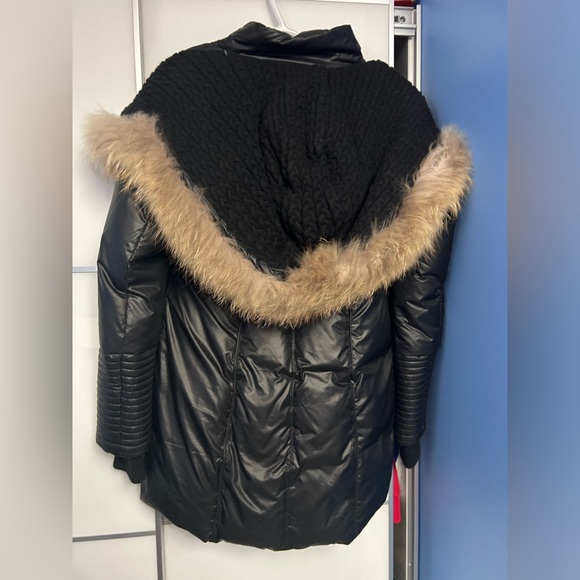 Barely worn down filled winter coat. Faux fur lining around the hood. - Picture 2 of 4